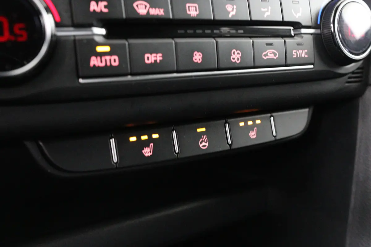 1.0 T-GDi GT-Line | Dealer Onderhouden! | 1e Eigenaar! | Open Dak | Stoel/Stuur Verwarming | LED | Camera | Clima | Navi | Cruise Control | Parkeersensoren | Lichtmetalen Velgen