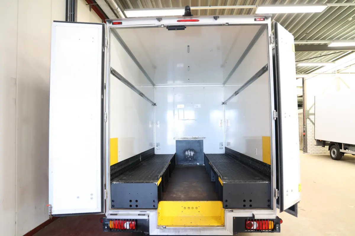 2.3 dCi 150 BAKWAGEN LOWLINER AUTOMAAT
