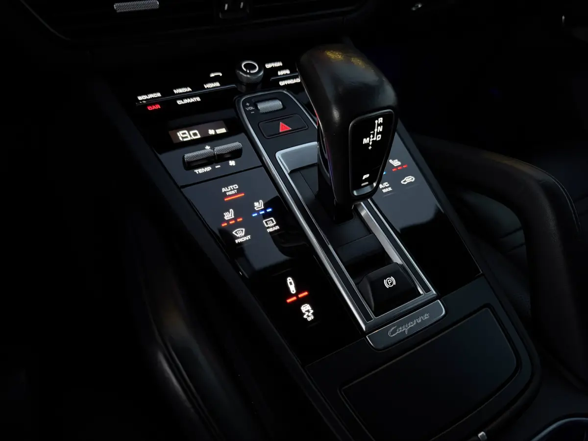 3.0 SportDesign l PDCC l Achterasbesturing l Stoelkoeling l Matrix l Surround View l Bose