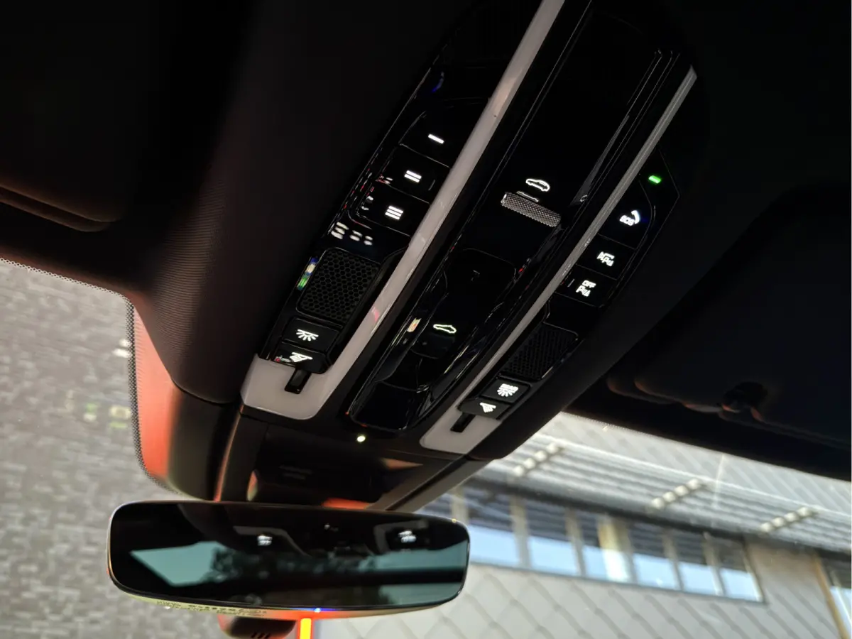 3.0 SportDesign l PDCC l Achterasbesturing l Stoelkoeling l Matrix l Surround View l Bose