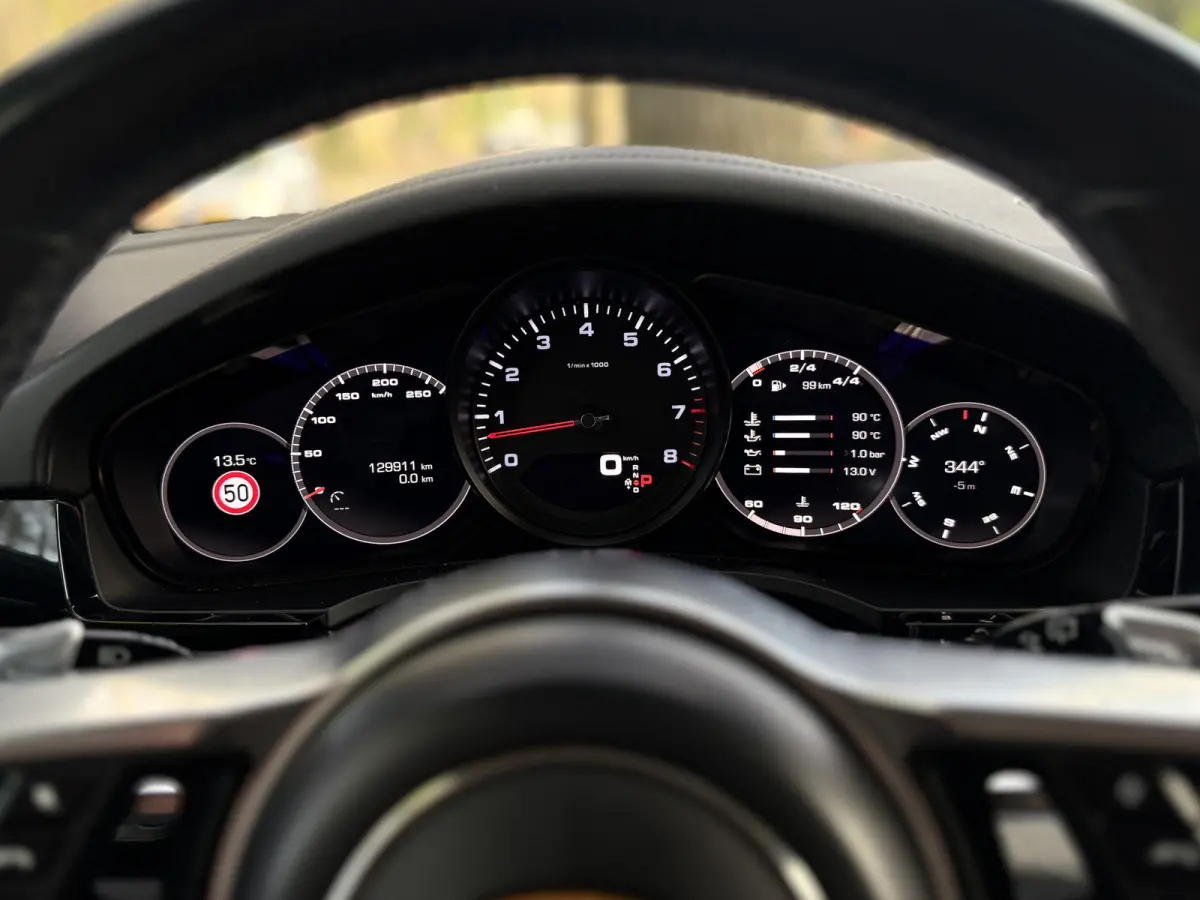 3.0 SportDesign l PDCC l Achterasbesturing l Stoelkoeling l Matrix l Surround View l Bose