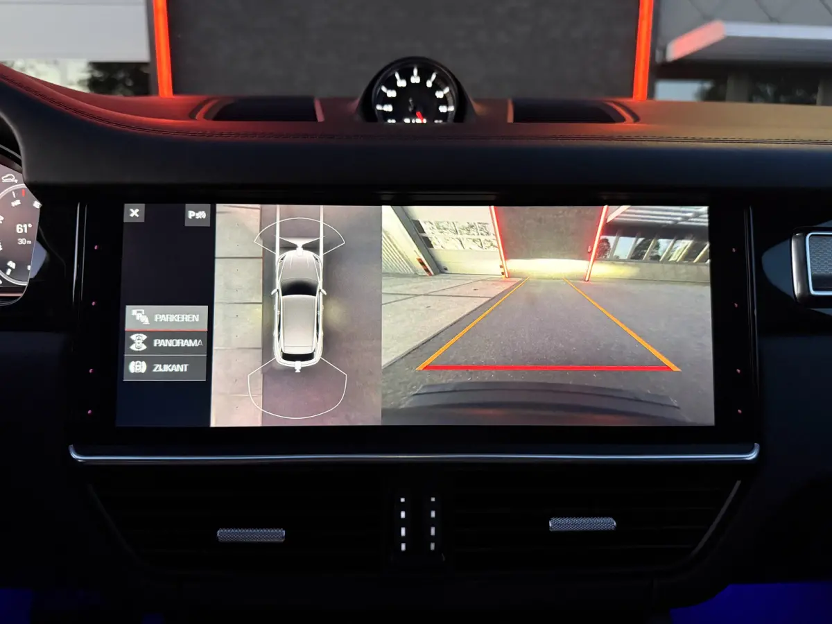 3.0 SportDesign l PDCC l Achterasbesturing l Stoelkoeling l Matrix l Surround View l Bose
