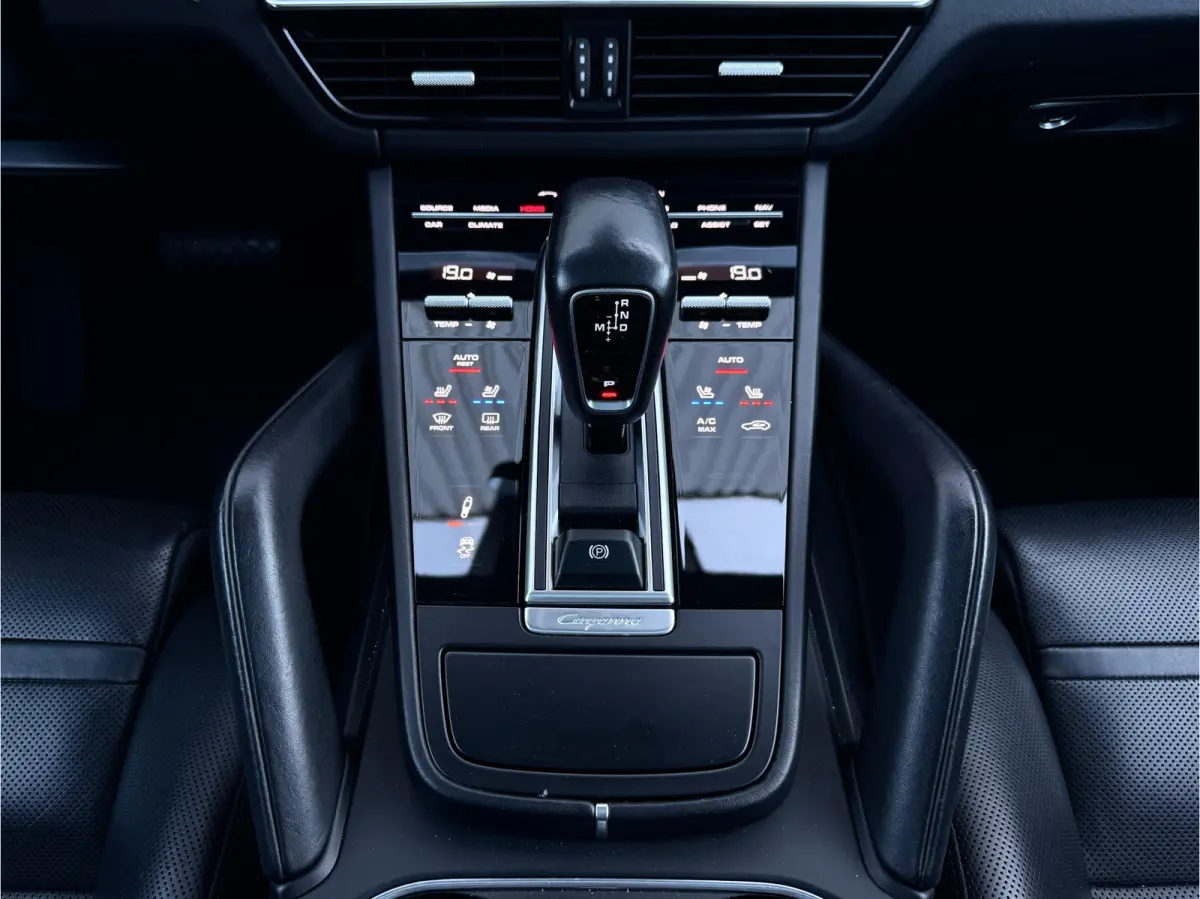 3.0 SportDesign l PDCC l Achterasbesturing l Stoelkoeling l Matrix l Surround View l Bose