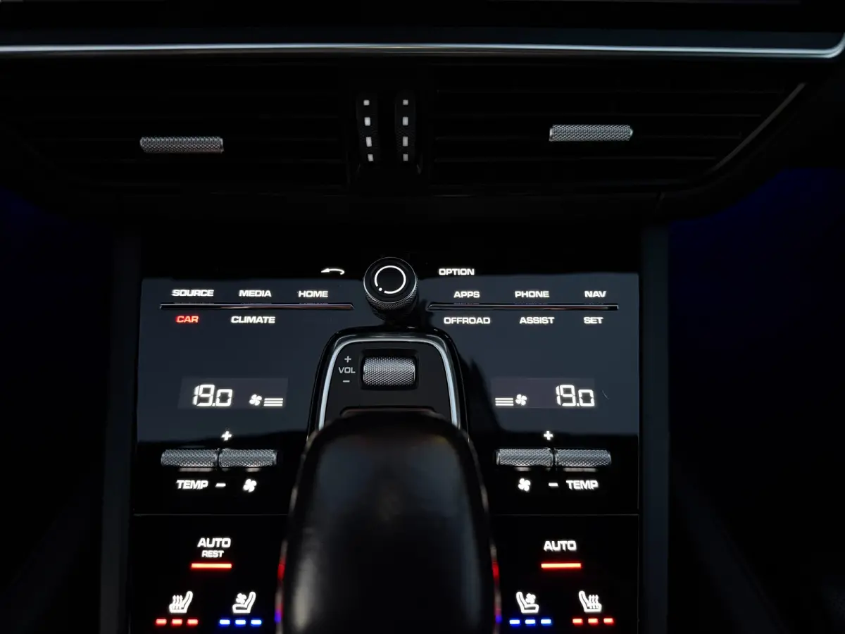 3.0 SportDesign l PDCC l Achterasbesturing l Stoelkoeling l Matrix l Surround View l Bose