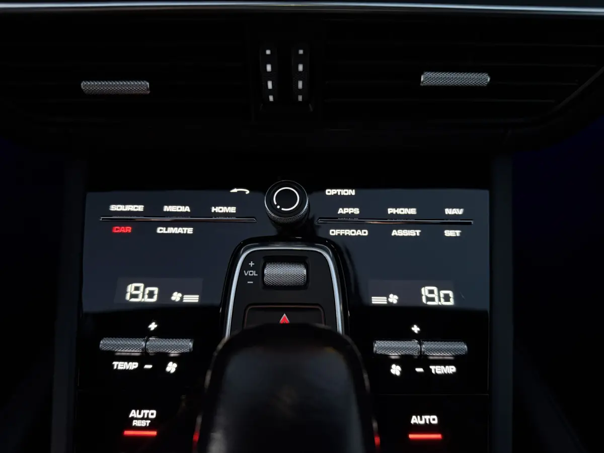 3.0 SportDesign l PDCC l Achterasbesturing l Stoelkoeling l Matrix l Surround View l Bose