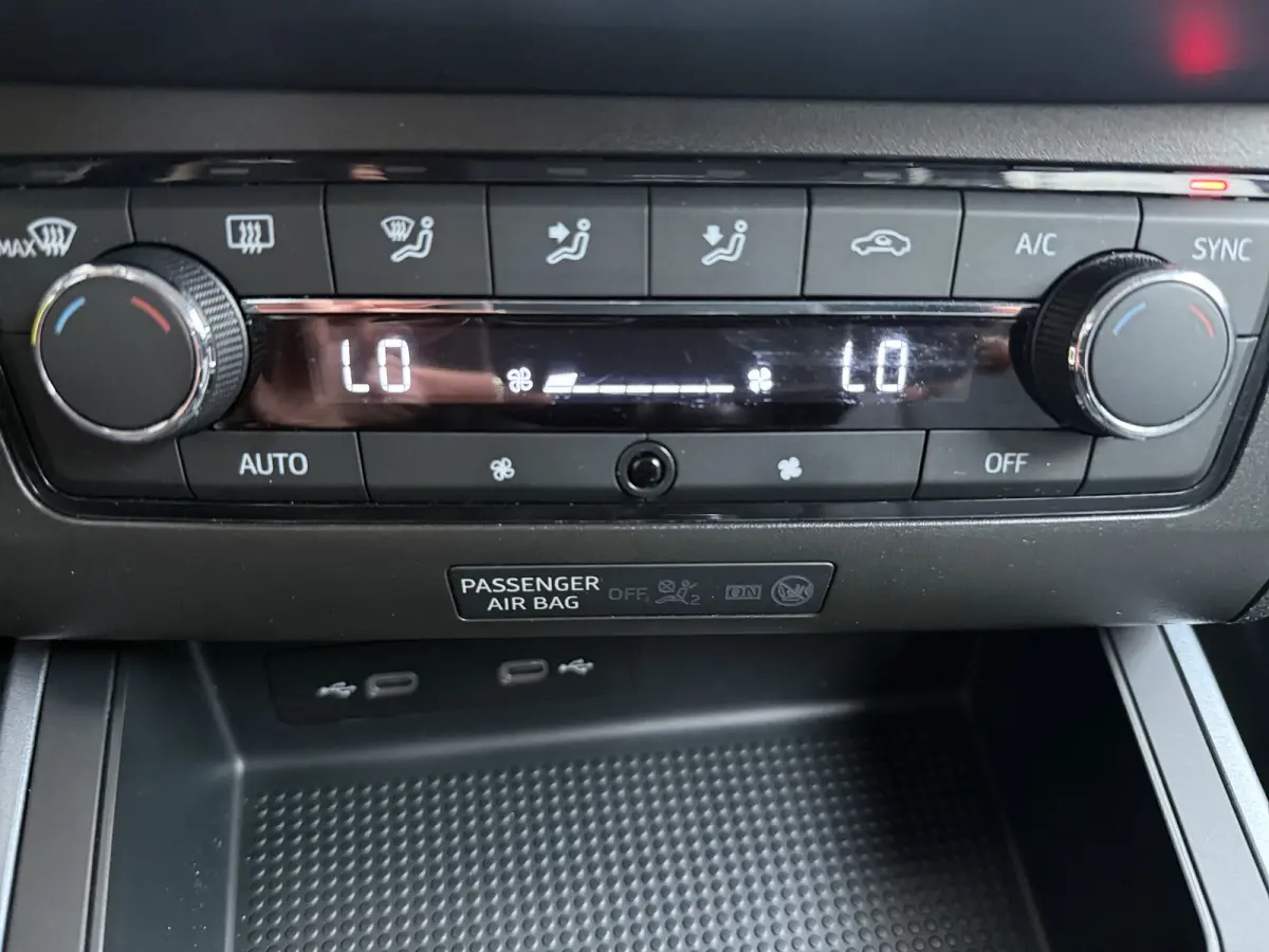 1.0 TSI Style / Navigatie / Parkeersensoren / Carplay / ECC / LED / 16'' LMV