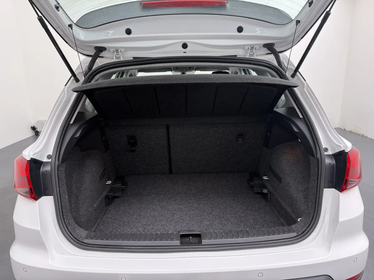 1.0 TSI Style / Navigatie / Parkeersensoren / Carplay / ECC / LED / 16'' LMV