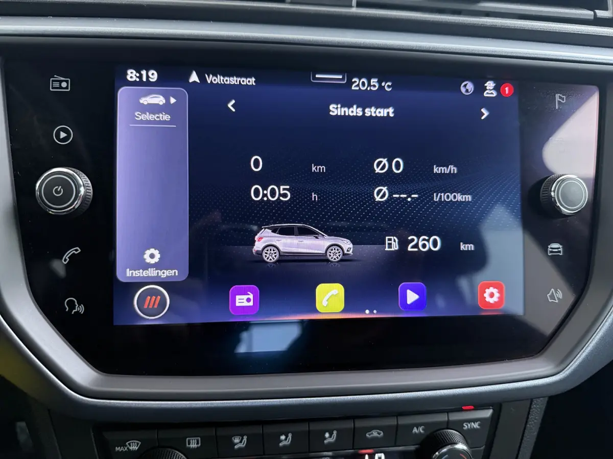 1.0 TSI Style / Navigatie / Parkeersensoren / Carplay / ECC / LED / 16'' LMV