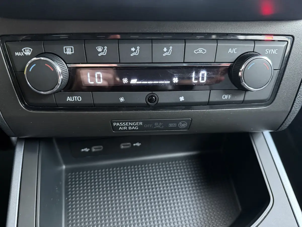 1.0 TSI Style / Navigatie / Parkeersensoren / Carplay / ECC / LED / 16'' LMV