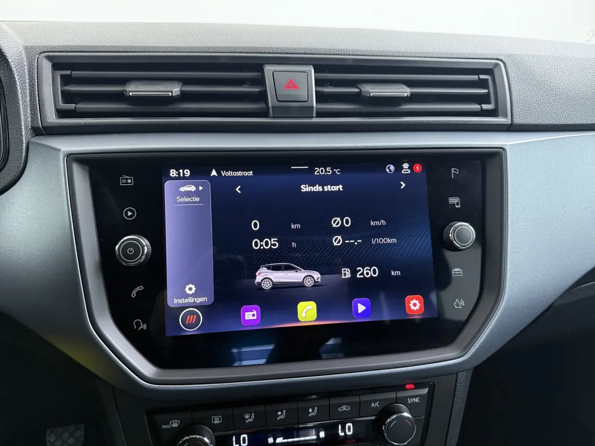 1.0 TSI Style / Navigatie / Parkeersensoren / Carplay / ECC / LED / 16'' LMV