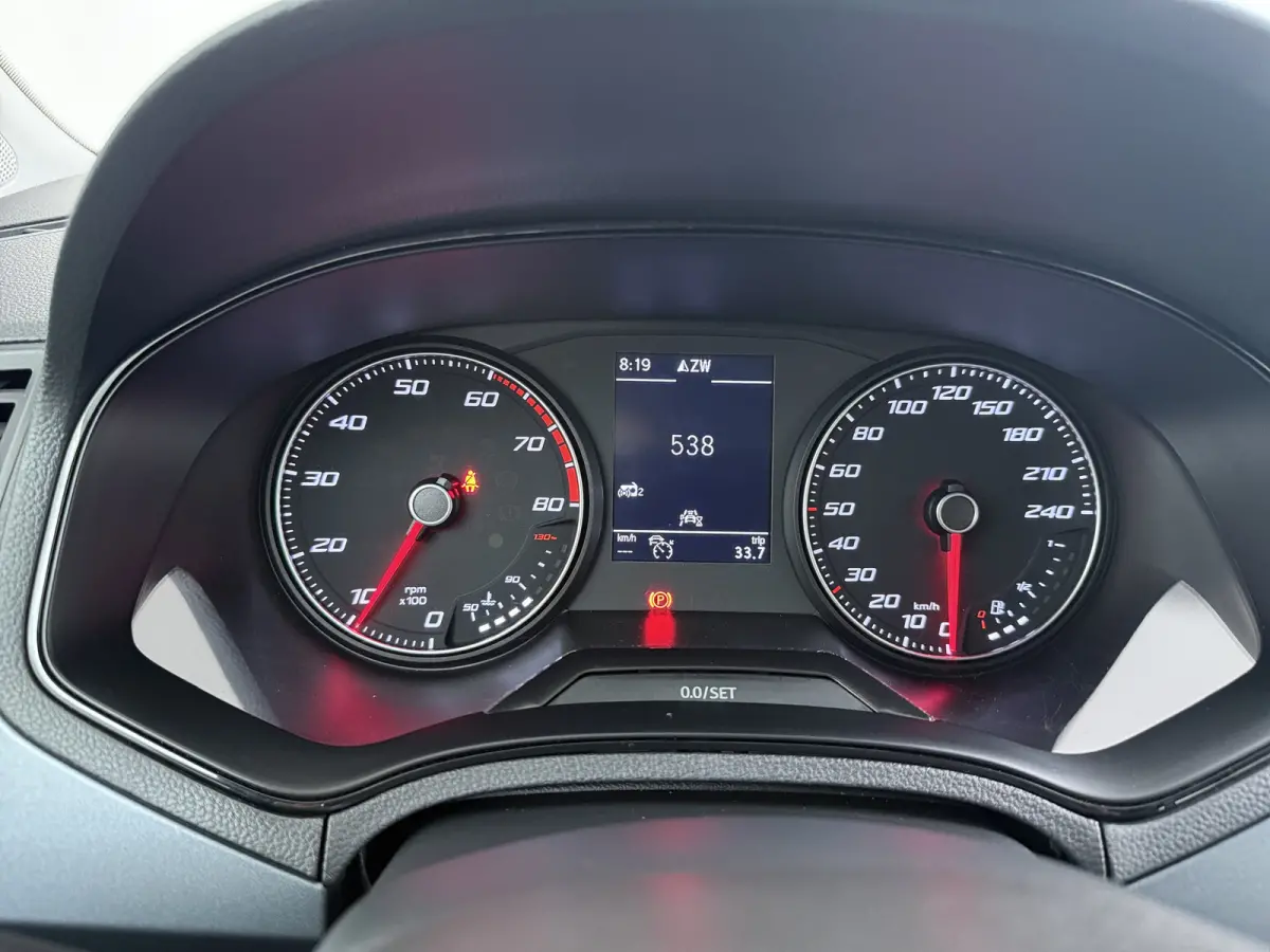 1.0 TSI Style / Navigatie / Parkeersensoren / Carplay / ECC / LED / 16'' LMV
