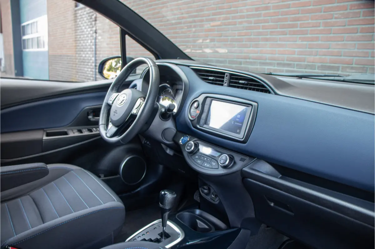 1.5 Hybrid Bi-Tone, Carplay, Camera, LED, Lane Assist, Climate control, Cruise control.