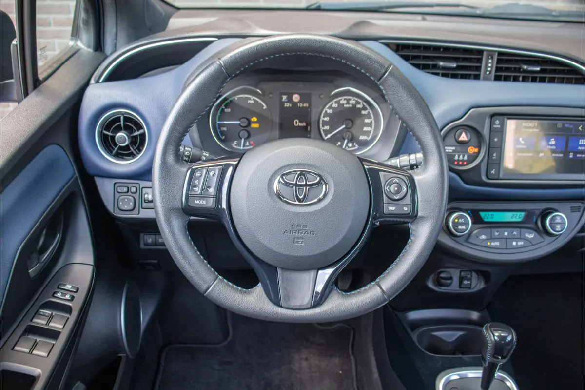 1.5 Hybrid Bi-Tone, Carplay, Camera, LED, Lane Assist, Climate control, Cruise control.