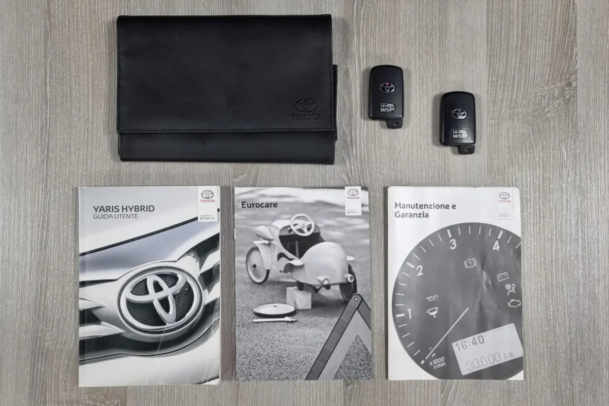 1.5 Hybrid Bi-Tone, Carplay, Camera, LED, Lane Assist, Climate control, Cruise control.