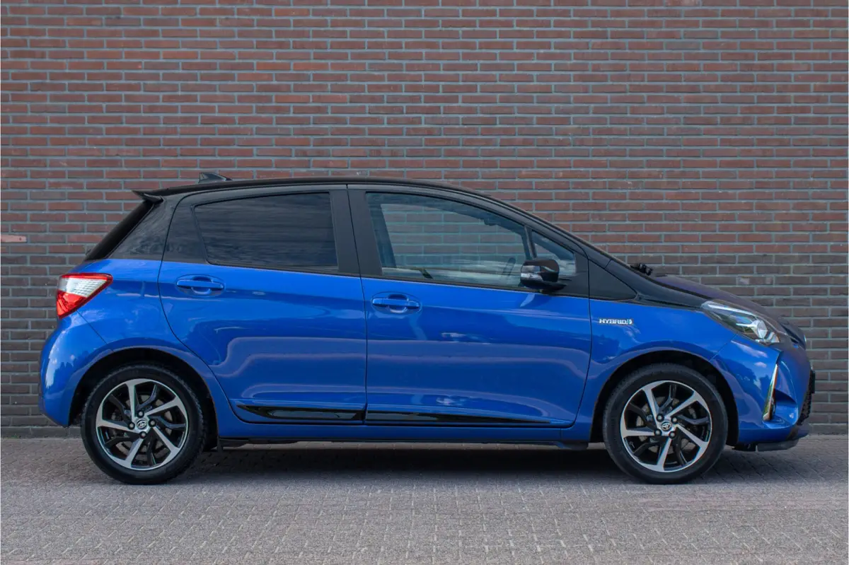 1.5 Hybrid Bi-Tone, Carplay, Camera, LED, Lane Assist, Climate control, Cruise control.