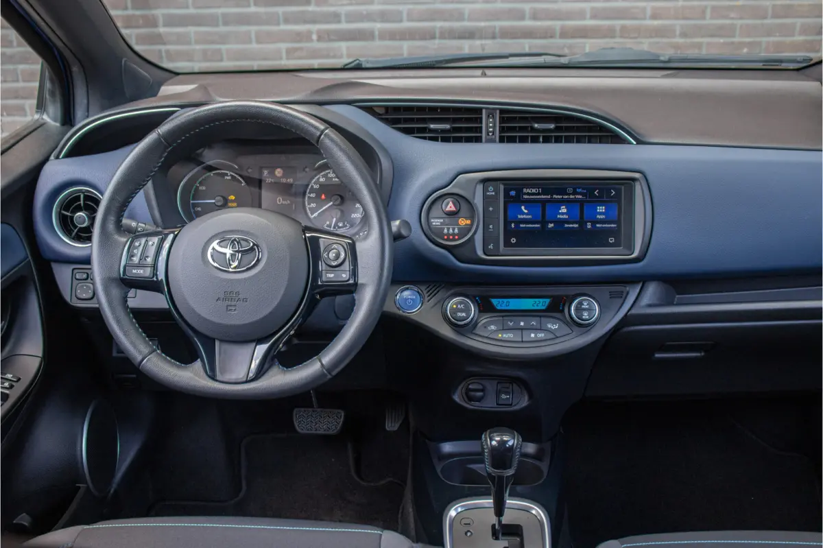 1.5 Hybrid Bi-Tone, Carplay, Camera, LED, Lane Assist, Climate control, Cruise control.