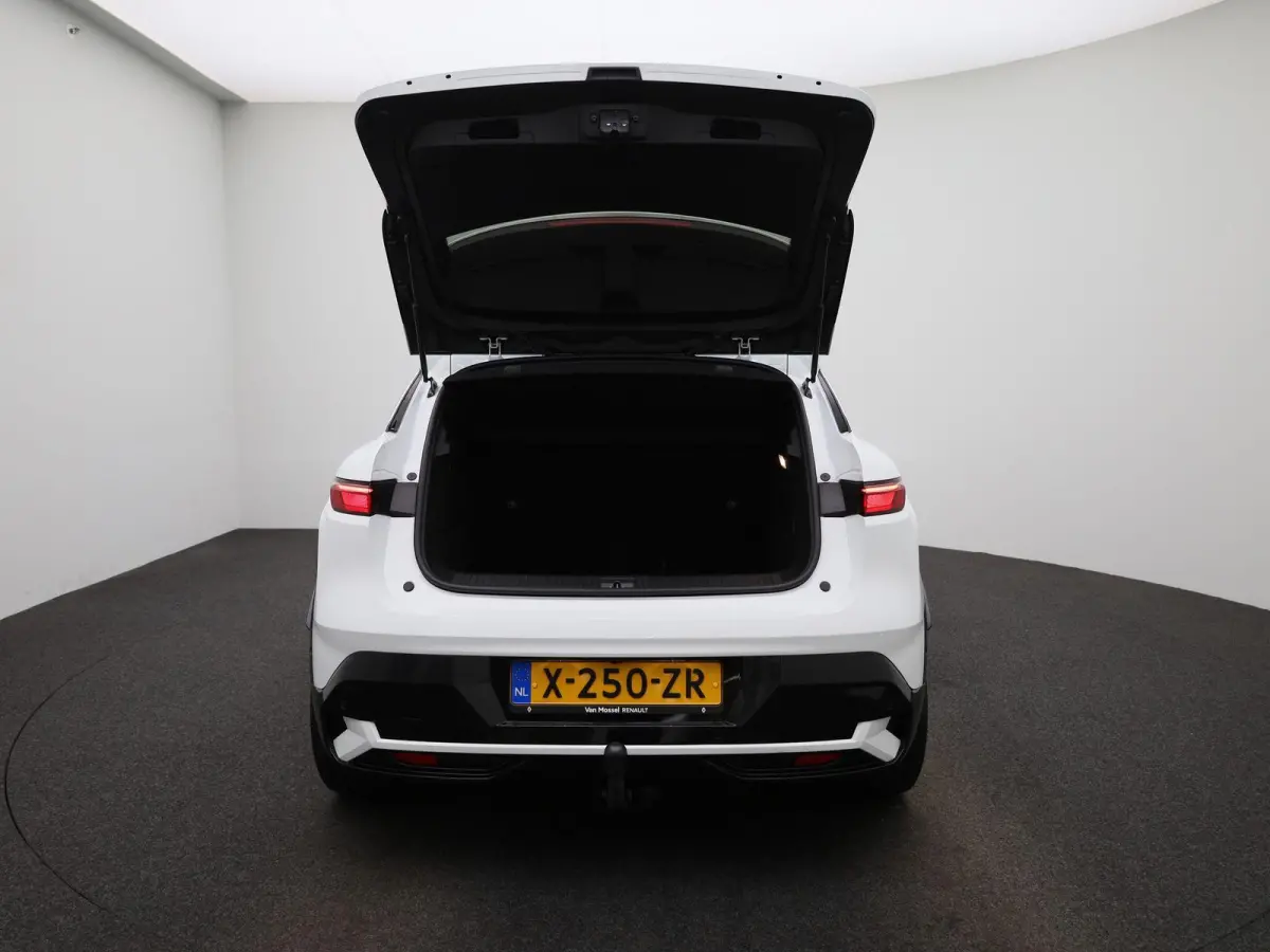 EV60 Optimum Charge Techno | Automaat | Trekhaak | Virtual cockpit | Parkeer sensoren | Stoel/Stuur verwarming | 360 Camera | Apple Carplay & Android Auto | Climate Control | Navigatie | LMV