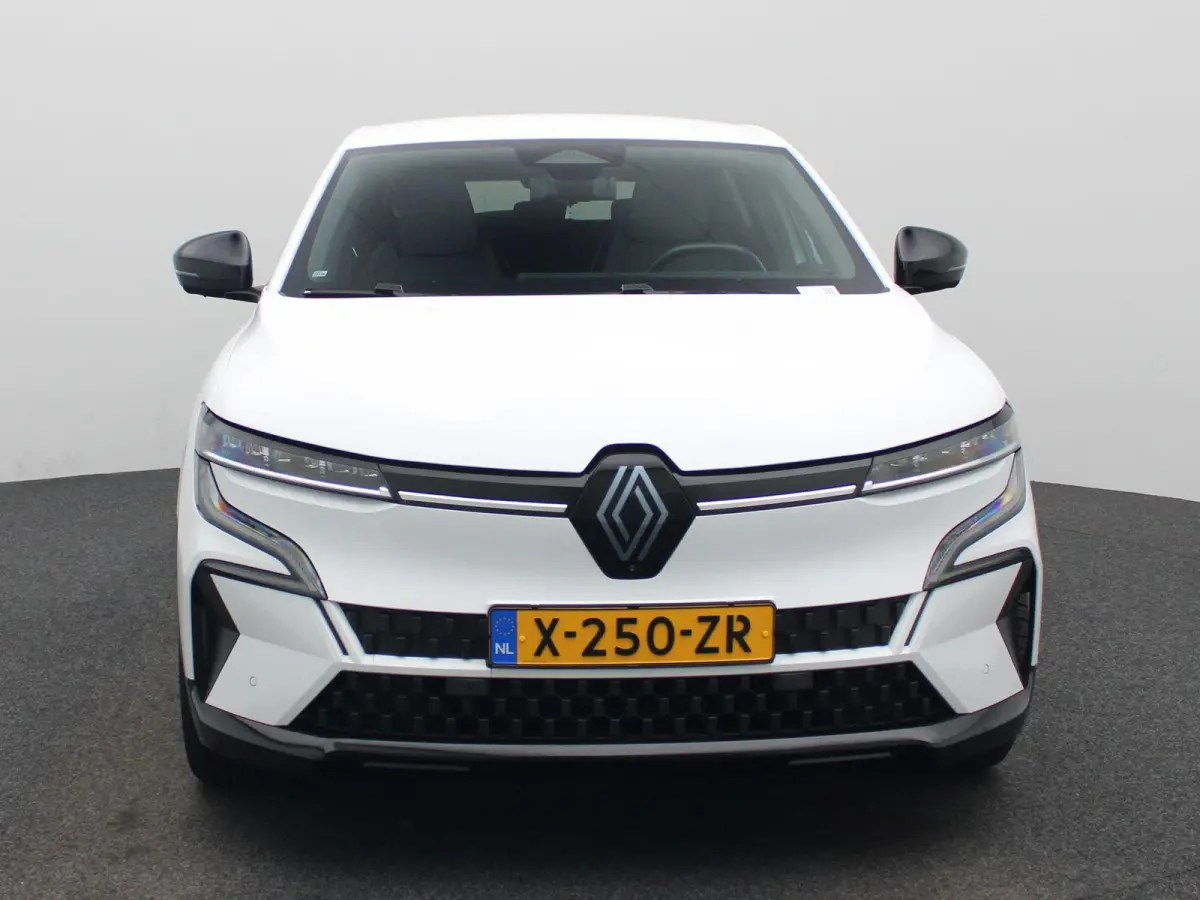 EV60 Optimum Charge Techno | Automaat | Trekhaak | Virtual cockpit | Parkeer sensoren | Stoel/Stuur verwarming | 360 Camera | Apple Carplay & Android Auto | Climate Control | Navigatie | LMV