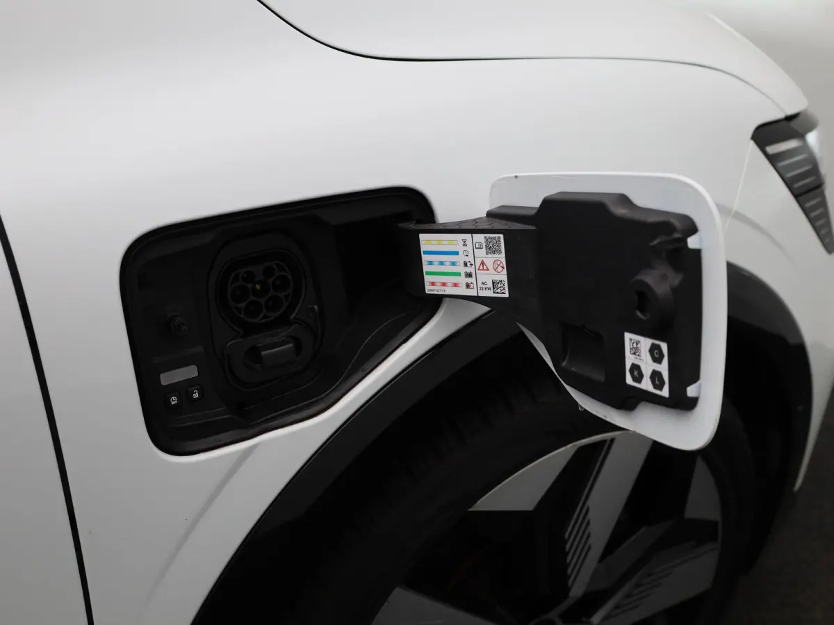 EV60 Optimum Charge Techno | Automaat | Trekhaak | Virtual cockpit | Parkeer sensoren | Stoel/Stuur verwarming | 360 Camera | Apple Carplay & Android Auto | Climate Control | Navigatie | LMV
