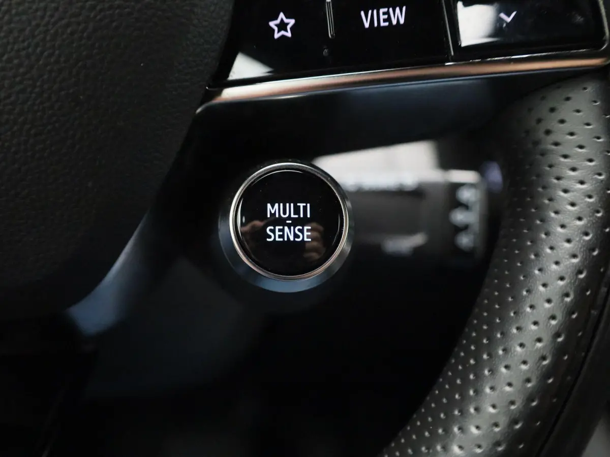 EV60 Optimum Charge Techno | Automaat | Trekhaak | Virtual cockpit | Parkeer sensoren | Stoel/Stuur verwarming | 360 Camera | Apple Carplay & Android Auto | Climate Control | Navigatie | LMV