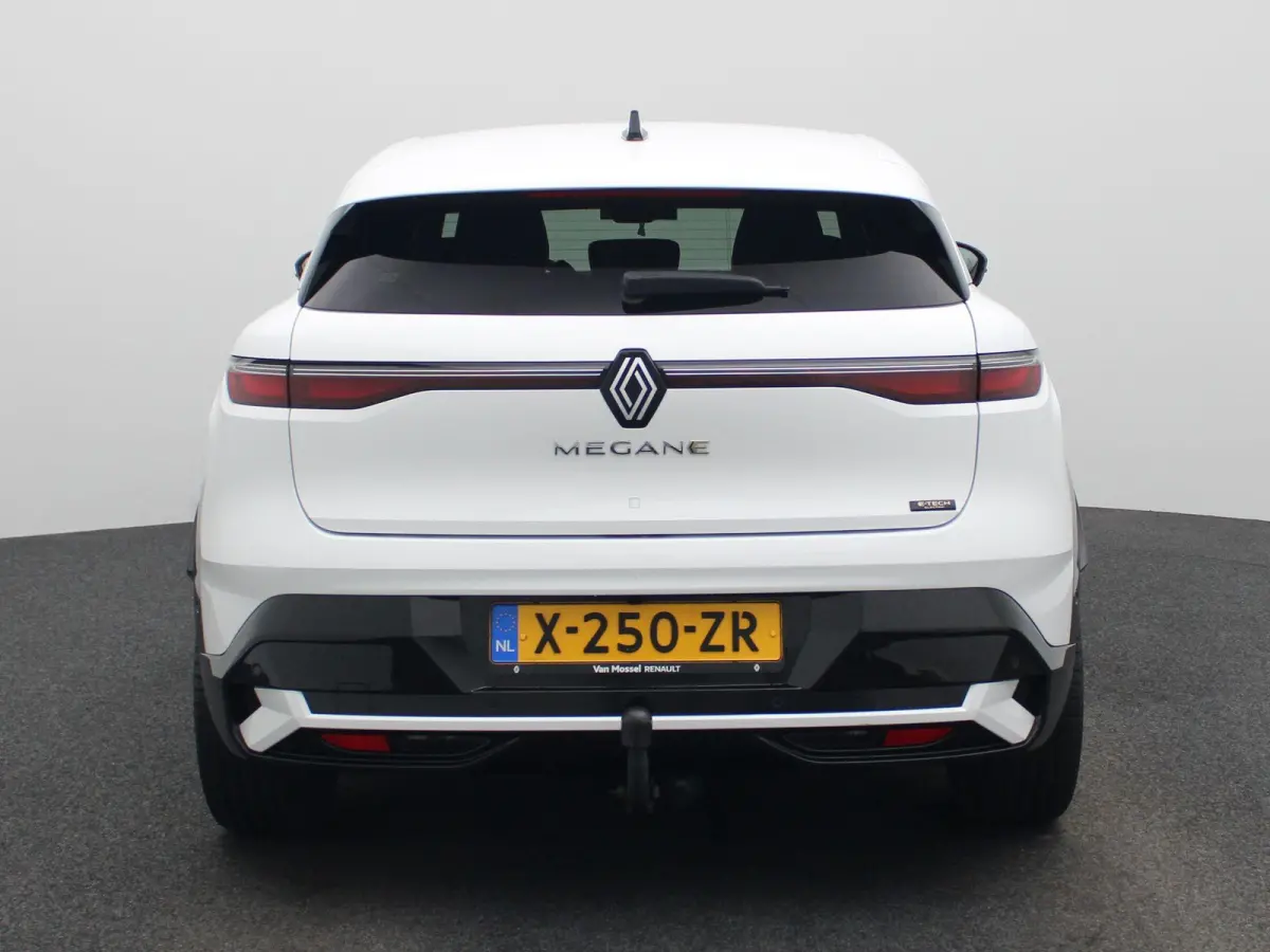 EV60 Optimum Charge Techno | Automaat | Trekhaak | Virtual cockpit | Parkeer sensoren | Stoel/Stuur verwarming | 360 Camera | Apple Carplay & Android Auto | Climate Control | Navigatie | LMV