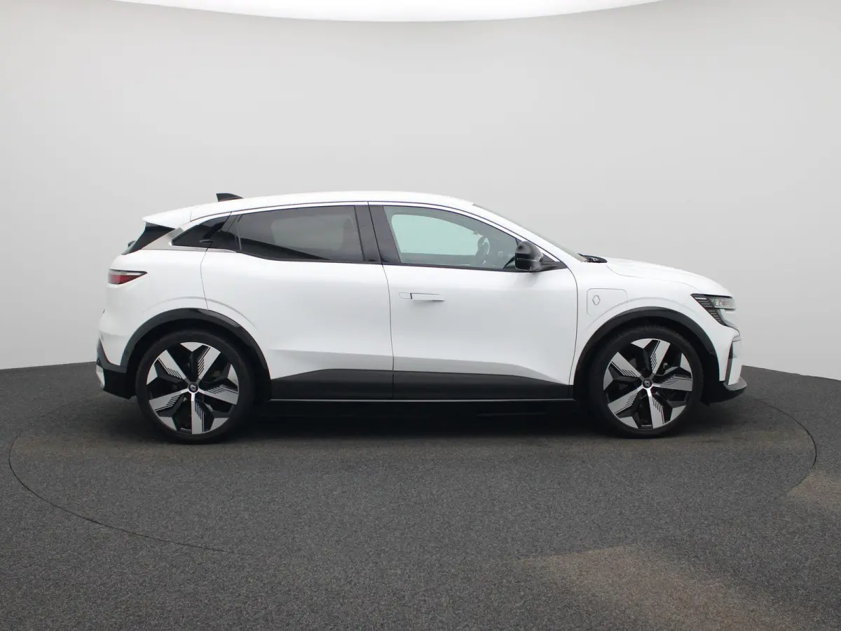 EV60 Optimum Charge Techno | Automaat | Trekhaak | Virtual cockpit | Parkeer sensoren | Stoel/Stuur verwarming | 360 Camera | Apple Carplay & Android Auto | Climate Control | Navigatie | LMV