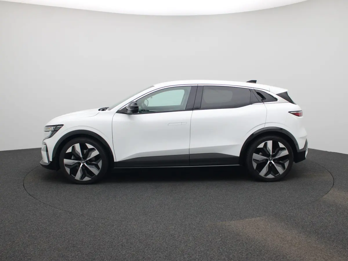 EV60 Optimum Charge Techno | Automaat | Trekhaak | Virtual cockpit | Parkeer sensoren | Stoel/Stuur verwarming | 360 Camera | Apple Carplay & Android Auto | Climate Control | Navigatie | LMV