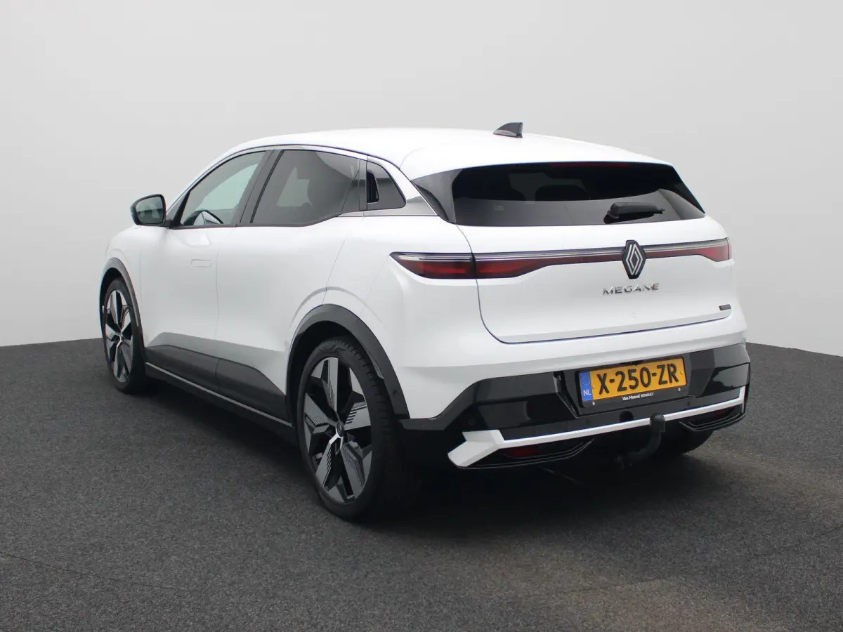 EV60 Optimum Charge Techno | Automaat | Trekhaak | Virtual cockpit | Parkeer sensoren | Stoel/Stuur verwarming | 360 Camera | Apple Carplay & Android Auto | Climate Control | Navigatie | LMV