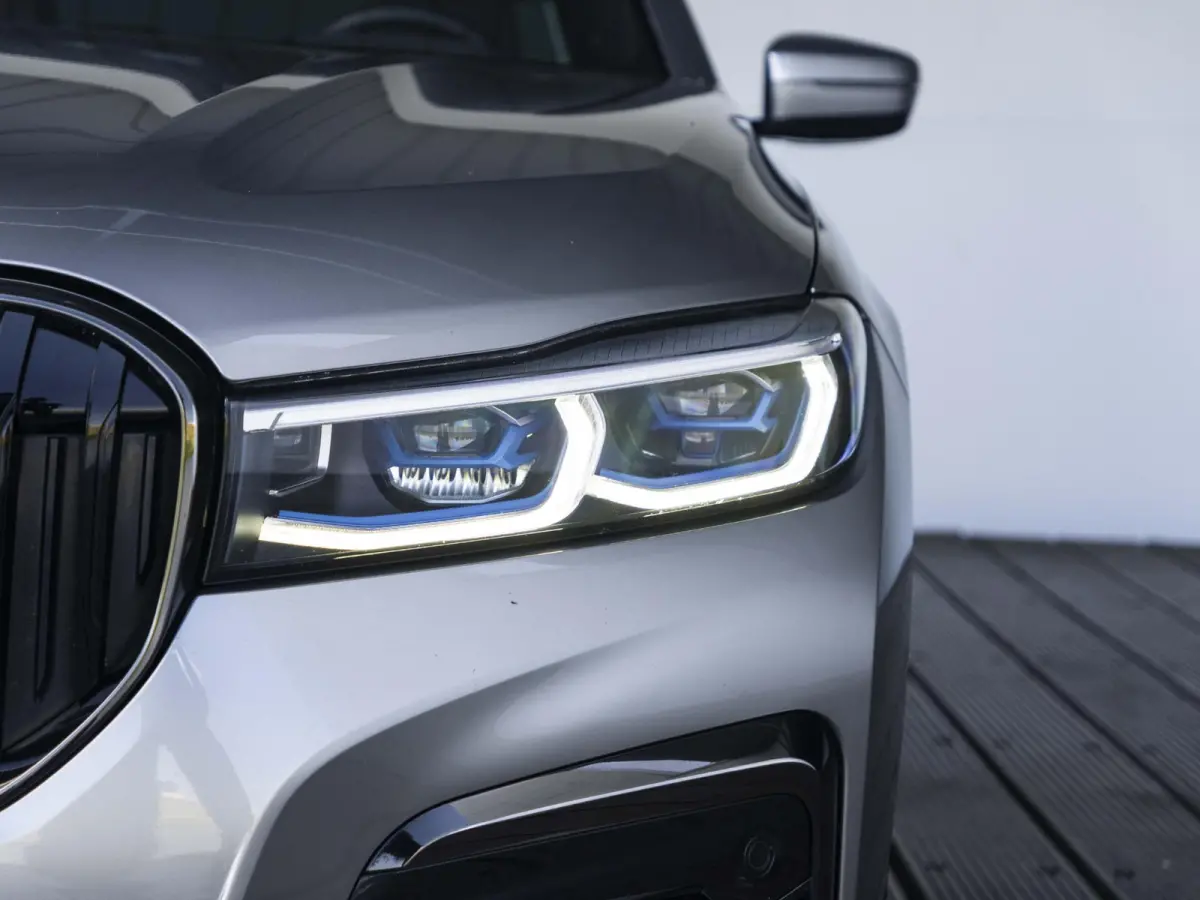 Sedan 745e | High Executive | M Sportpakket | Driving Assistent | Head-Up Display | BMW Laserlicht | Comfortstoelen | 19 inch