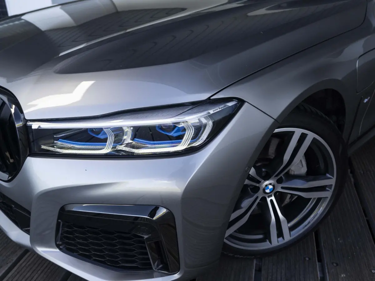 Sedan 745e | High Executive | M Sportpakket | Driving Assistent | Head-Up Display | BMW Laserlicht | Comfortstoelen | 19 inch