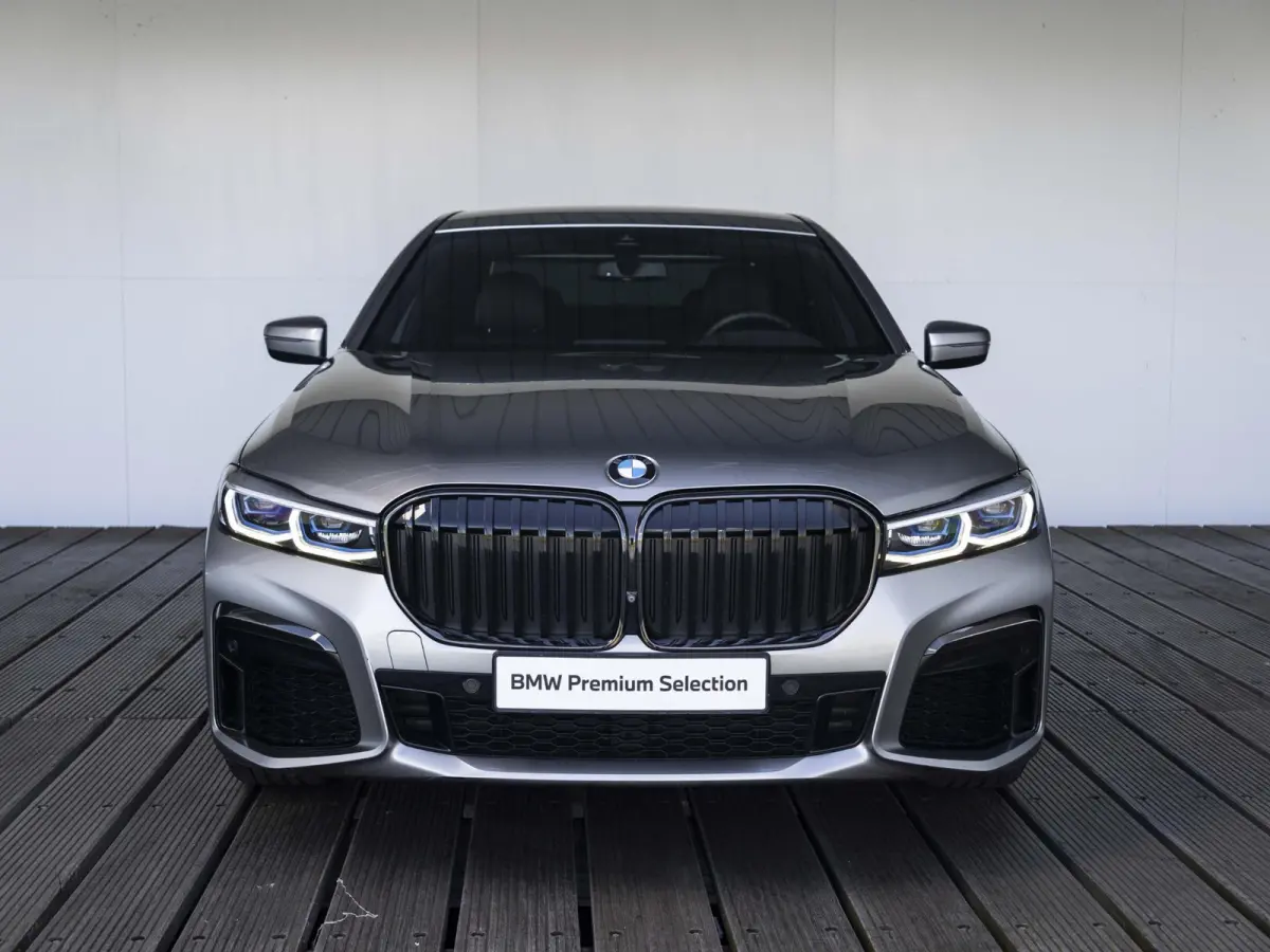 Sedan 745e | High Executive | M Sportpakket | Driving Assistent | Head-Up Display | BMW Laserlicht | Comfortstoelen | 19 inch
