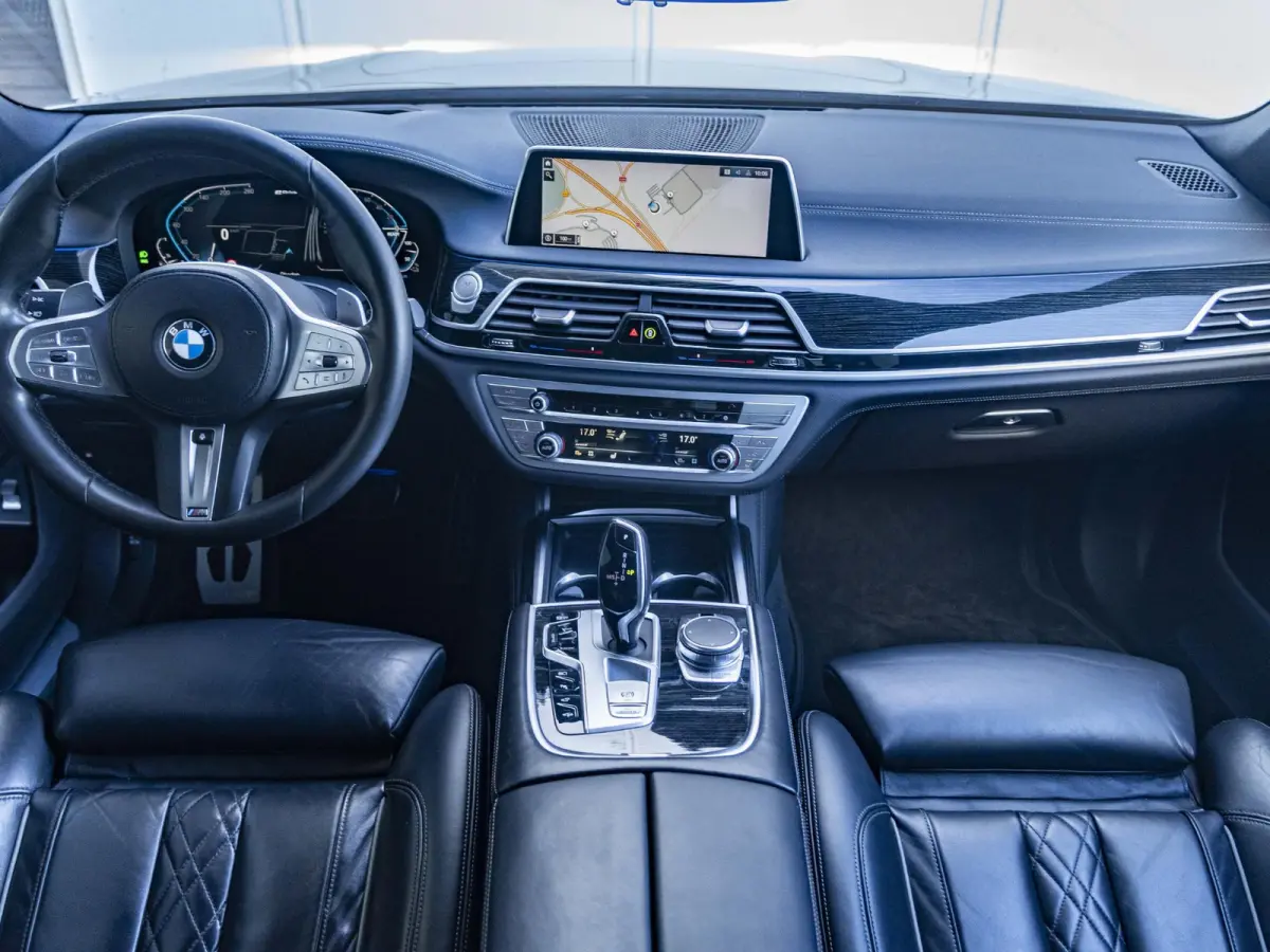 Sedan 745e | High Executive | M Sportpakket | Driving Assistent | Head-Up Display | BMW Laserlicht | Comfortstoelen | 19 inch