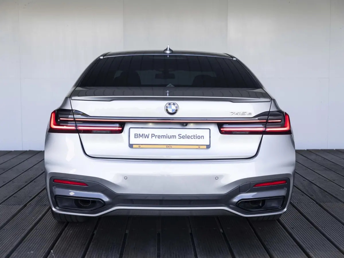 Sedan 745e | High Executive | M Sportpakket | Driving Assistent | Head-Up Display | BMW Laserlicht | Comfortstoelen | 19 inch