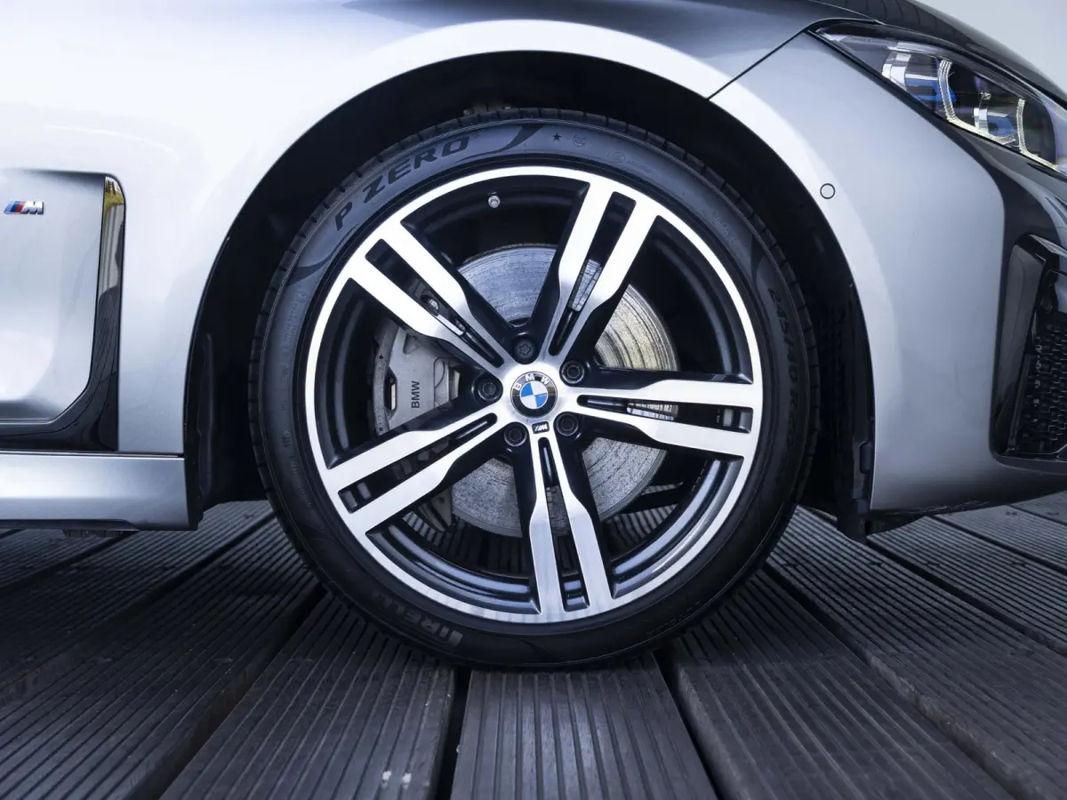Sedan 745e | High Executive | M Sportpakket | Driving Assistent | Head-Up Display | BMW Laserlicht | Comfortstoelen | 19 inch