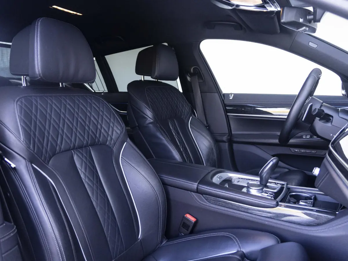 Sedan 745e | High Executive | M Sportpakket | Driving Assistent | Head-Up Display | BMW Laserlicht | Comfortstoelen | 19 inch