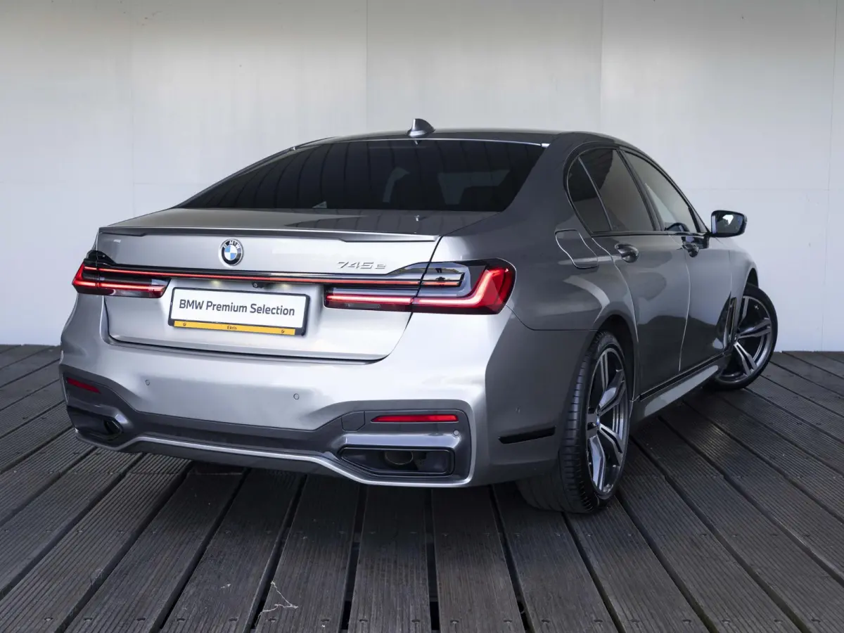 Sedan 745e | High Executive | M Sportpakket | Driving Assistent | Head-Up Display | BMW Laserlicht | Comfortstoelen | 19 inch