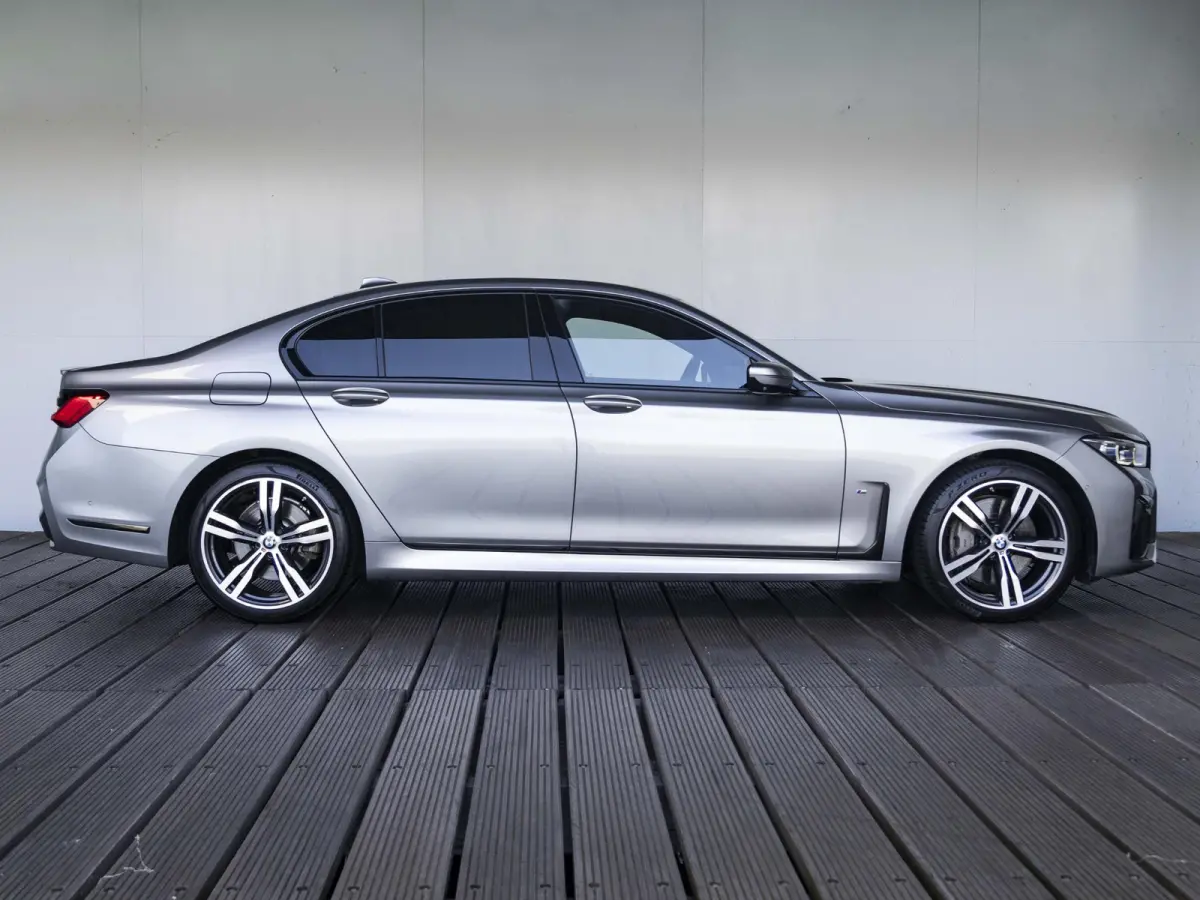 Sedan 745e | High Executive | M Sportpakket | Driving Assistent | Head-Up Display | BMW Laserlicht | Comfortstoelen | 19 inch
