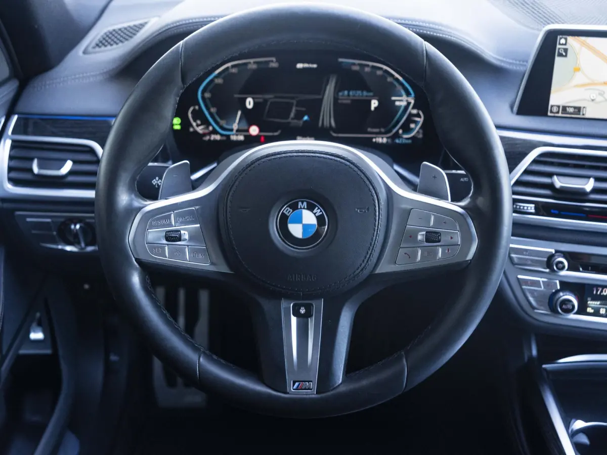 Sedan 745e | High Executive | M Sportpakket | Driving Assistent | Head-Up Display | BMW Laserlicht | Comfortstoelen | 19 inch