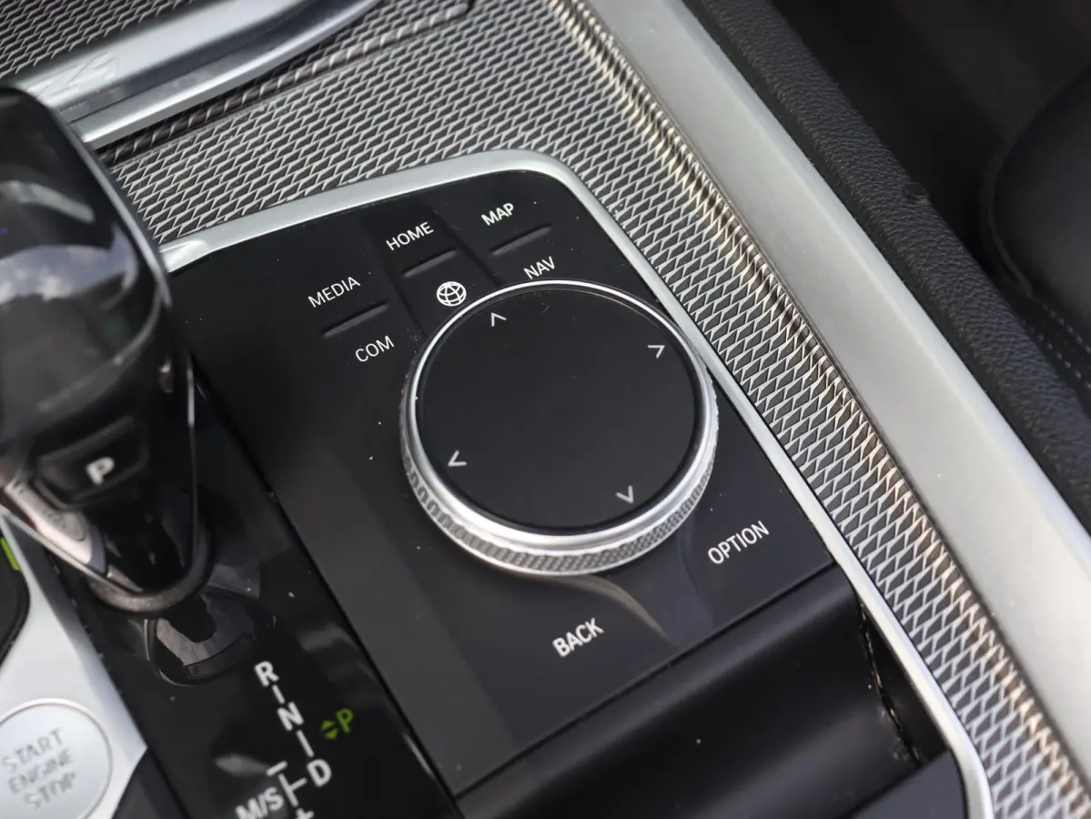 sDrive30i | High Executive | M Sportpakket | Head-Up | Elektr. Stoelen | Harman Kardon | Comfort Access | Stuurwiel Verwarmd | 19'' LMV
