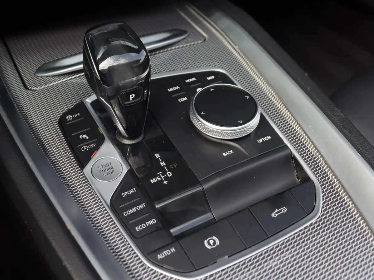 sDrive30i | High Executive | M Sportpakket | Head-Up | Elektr. Stoelen | Harman Kardon | Comfort Access | Stuurwiel Verwarmd | 19'' LMV