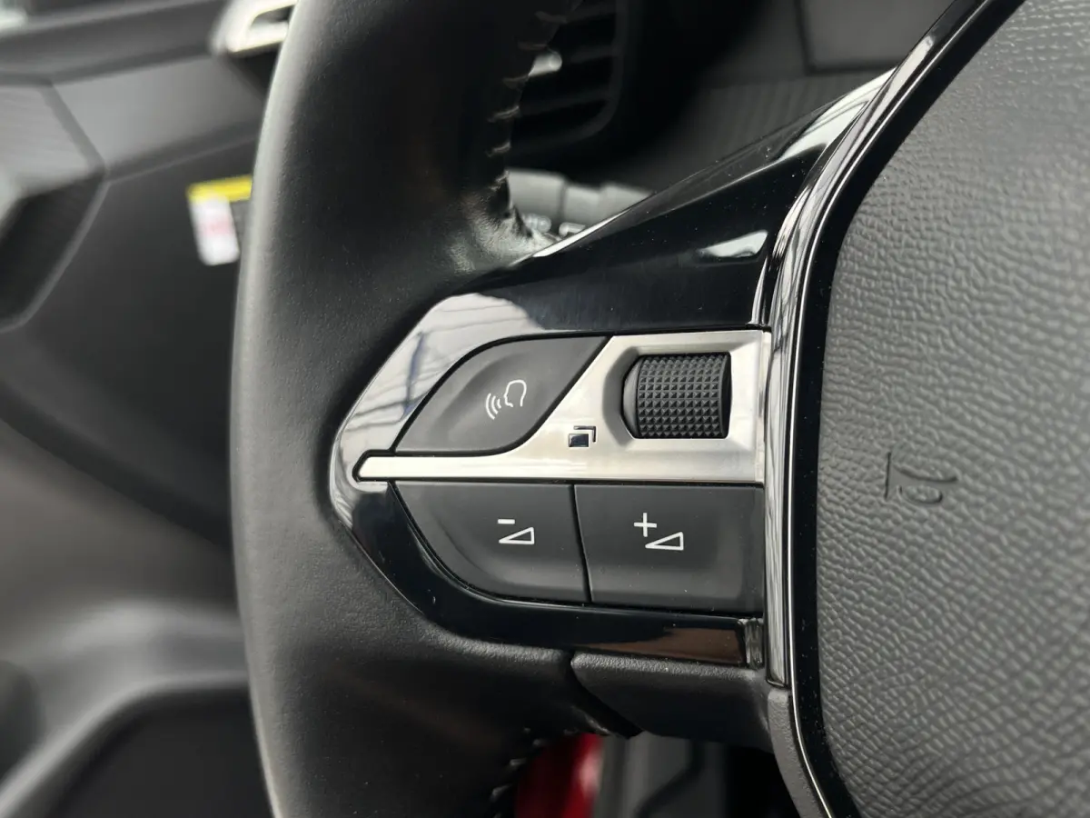 PureTech 100 Allure | Carplay/Android Auto | Navigatie | Bluetooth | Parkeersensoren achter | Climate Control | Cruise Control |