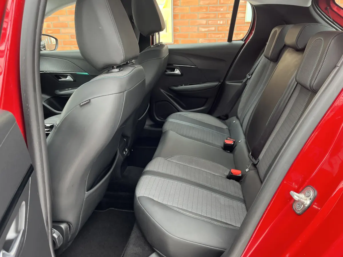PureTech 100 Allure | Carplay/Android Auto | Navigatie | Bluetooth | Parkeersensoren achter | Climate Control | Cruise Control |