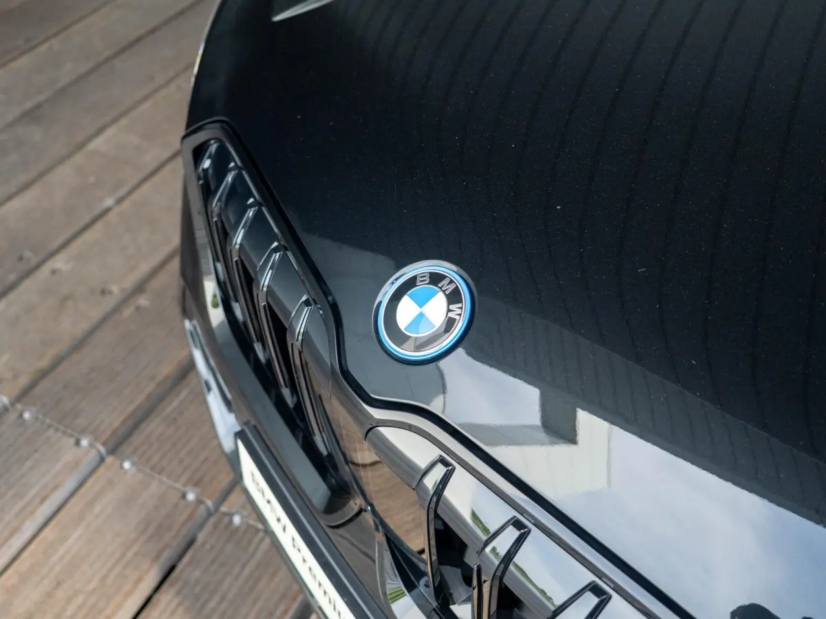 xDrive25e | M Sportpakket Pro | Premium Pack | 20 inch | Stuurwielverwarming | M Adaptief onderstel | Driving Assistent Plus | Trekhaak