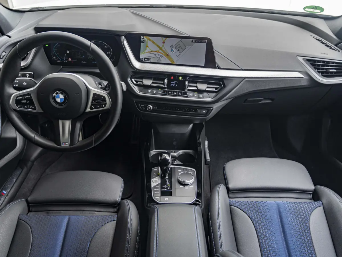 118i | M Sportpakket | 17 inch | Parking Assistant | M Sport Steering | Achteruitrijcamera | Sportstoelen | Cruise Control