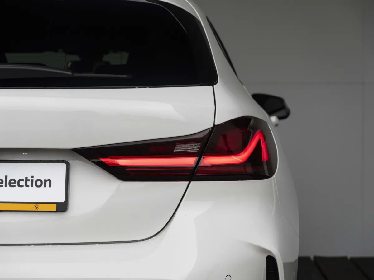 118i | M Sportpakket | 17 inch | Parking Assistant | M Sport Steering | Achteruitrijcamera | Sportstoelen | Cruise Control