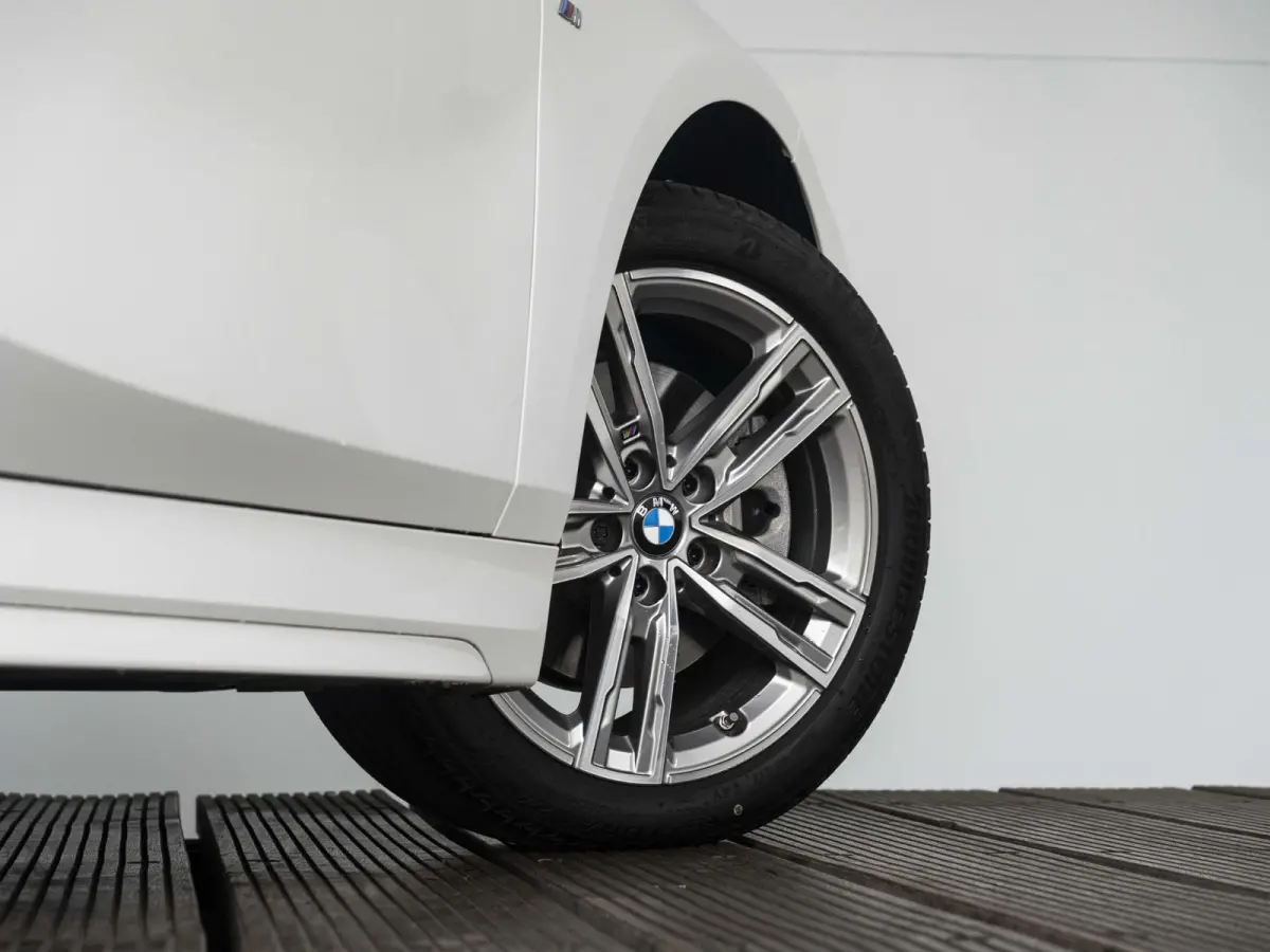 118i | M Sportpakket | 17 inch | Parking Assistant | M Sport Steering | Achteruitrijcamera | Sportstoelen | Cruise Control