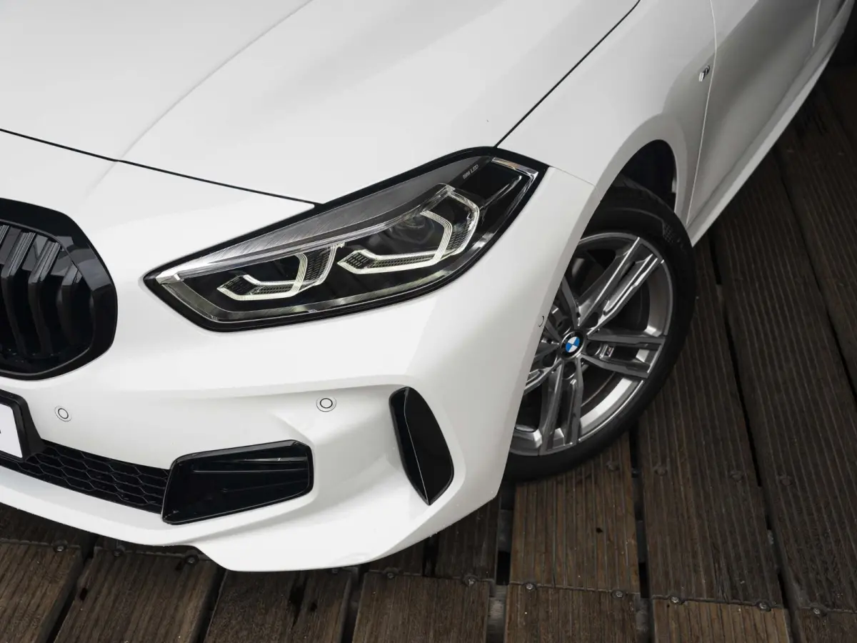 118i | M Sportpakket | 17 inch | Parking Assistant | M Sport Steering | Achteruitrijcamera | Sportstoelen | Cruise Control