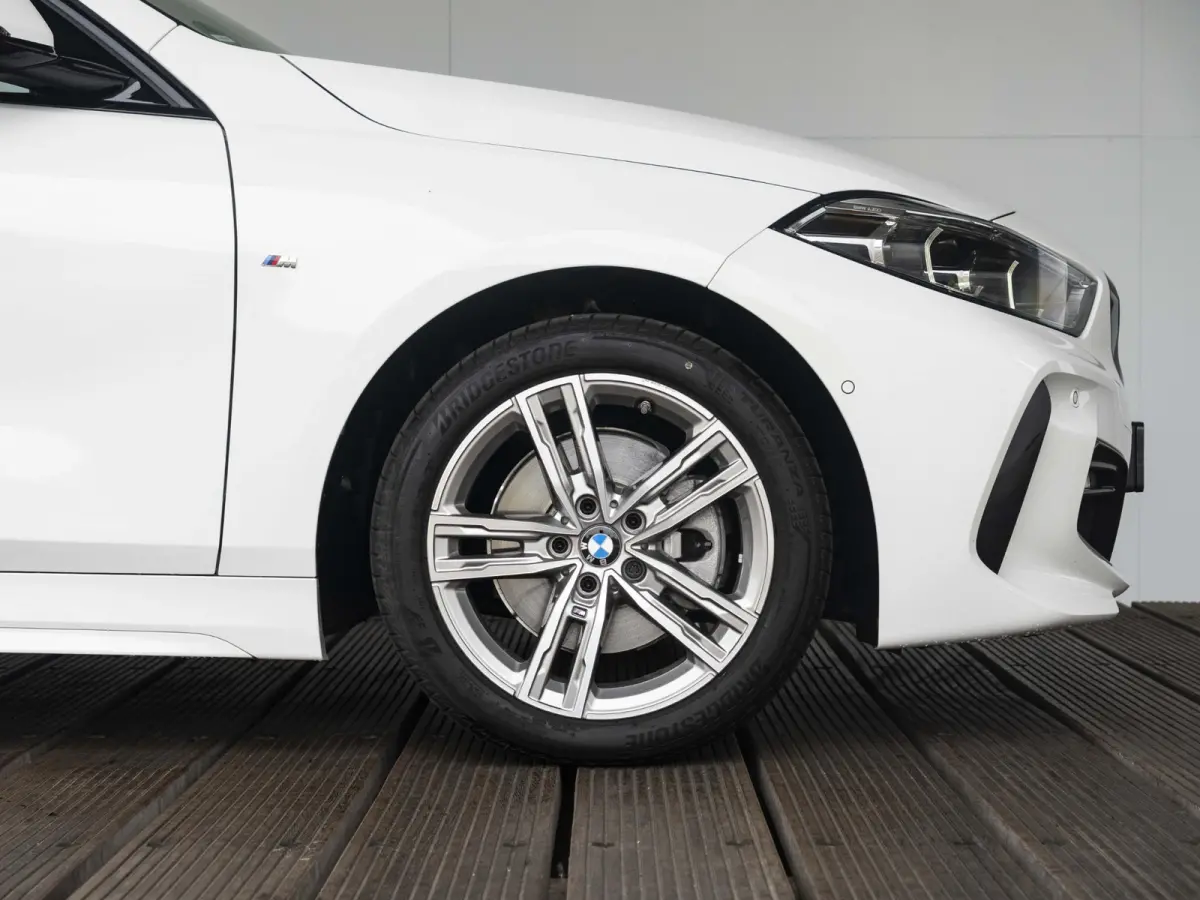 118i | M Sportpakket | 17 inch | Parking Assistant | M Sport Steering | Achteruitrijcamera | Sportstoelen | Cruise Control