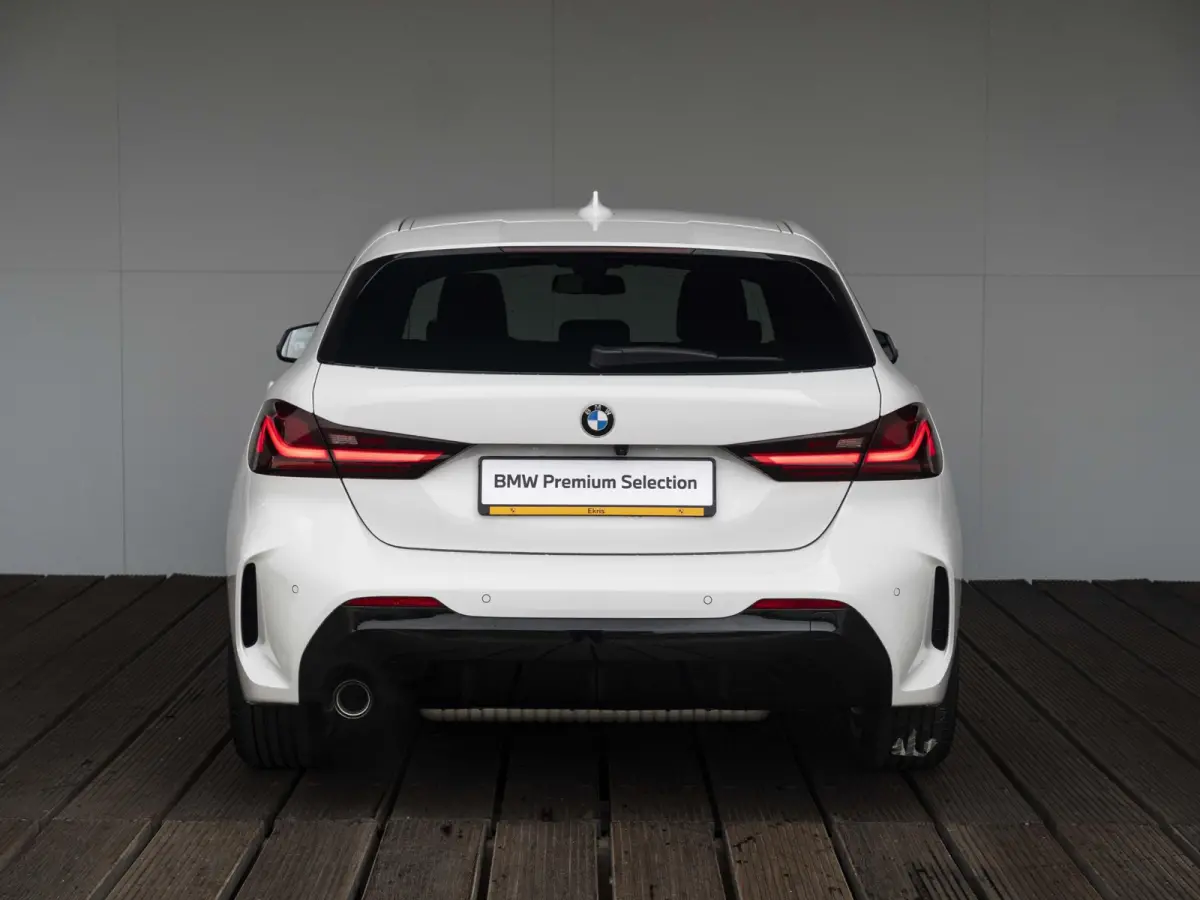 118i | M Sportpakket | 17 inch | Parking Assistant | M Sport Steering | Achteruitrijcamera | Sportstoelen | Cruise Control