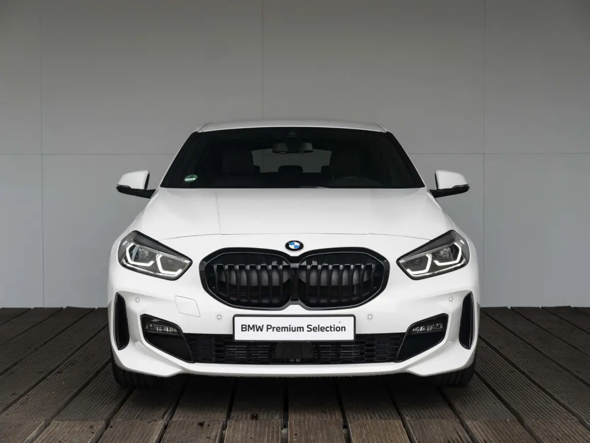 118i | M Sportpakket | 17 inch | Parking Assistant | M Sport Steering | Achteruitrijcamera | Sportstoelen | Cruise Control